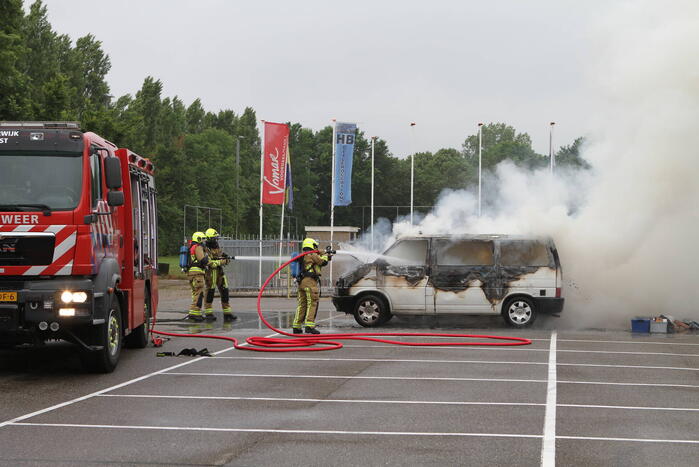 Bestelbus op parkeerplaats voetbalvereniging gaat in vlammen op