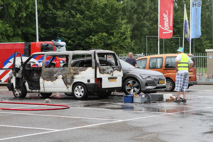 Bestelbus op parkeerplaats voetbalvereniging gaat in vlammen op