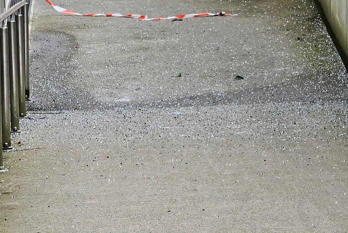 Scherven van glasplaat vallen van flinke hoogte