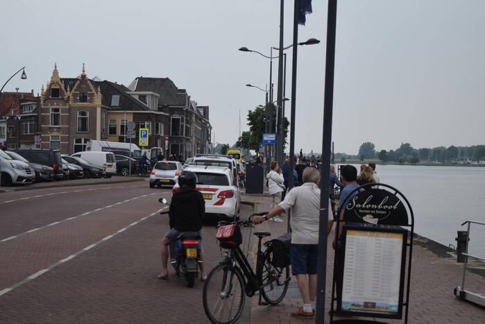 Auto rijdt IJssel in
