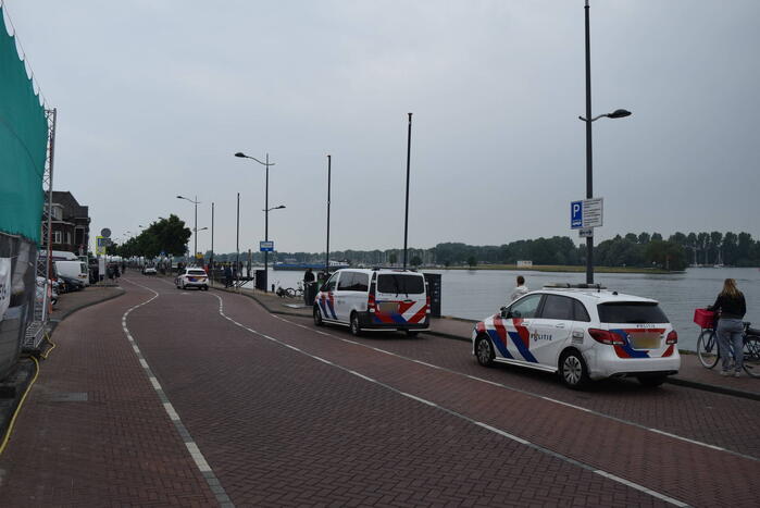 Auto rijdt IJssel in