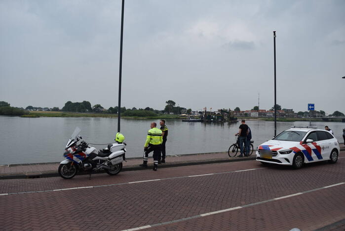 Auto rijdt IJssel in