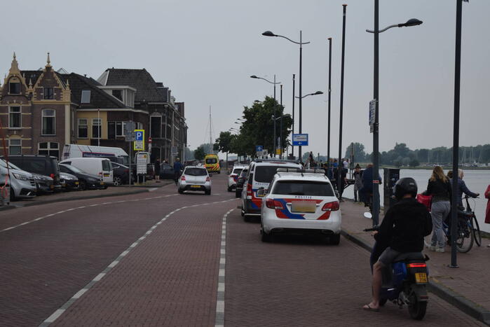 Auto rijdt IJssel in