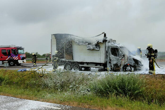Bakwagen volledig uitgebrand