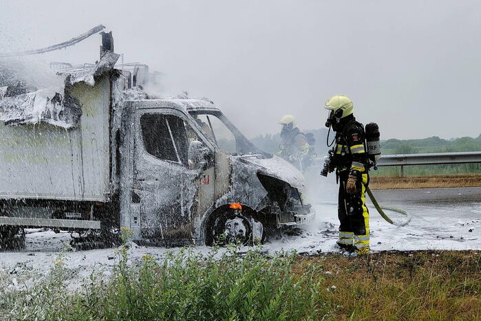 Bakwagen volledig uitgebrand