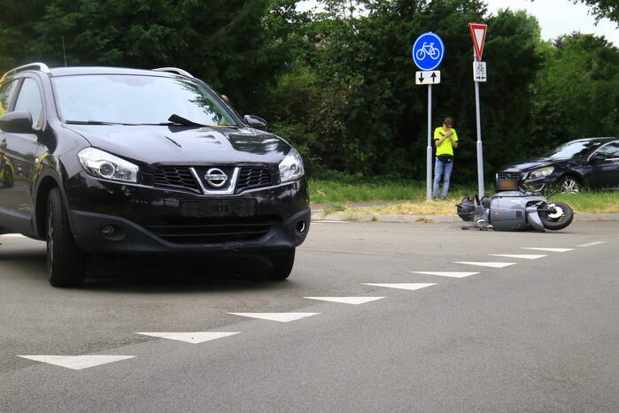 Gewonde na aanrijding tussen scooter en auto
