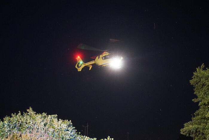 Meerdere gewonden nadat auto op zijn kop in sloot belandt