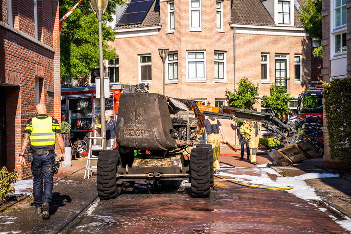 Hoogwerker door brand verwoest