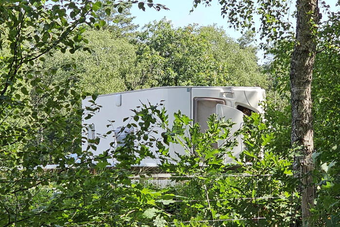 Caravan kantelt en blokkeert snelweg