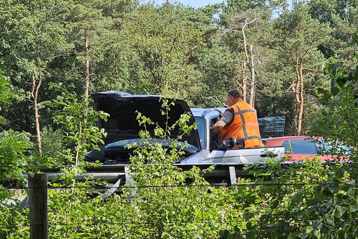 Caravan kantelt en blokkeert snelweg