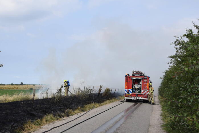 Flinke rook bij brand in berm