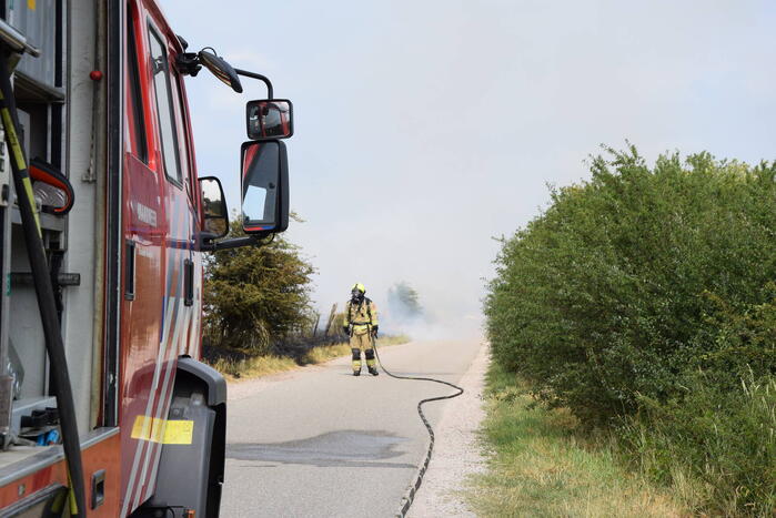 Flinke rook bij brand in berm
