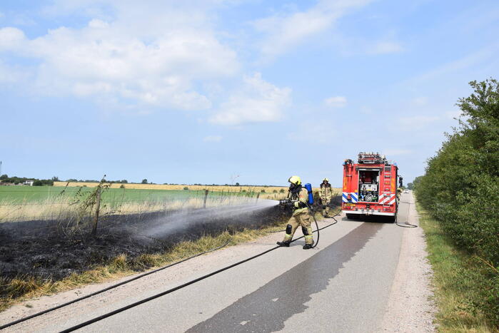 Flinke rook bij brand in berm