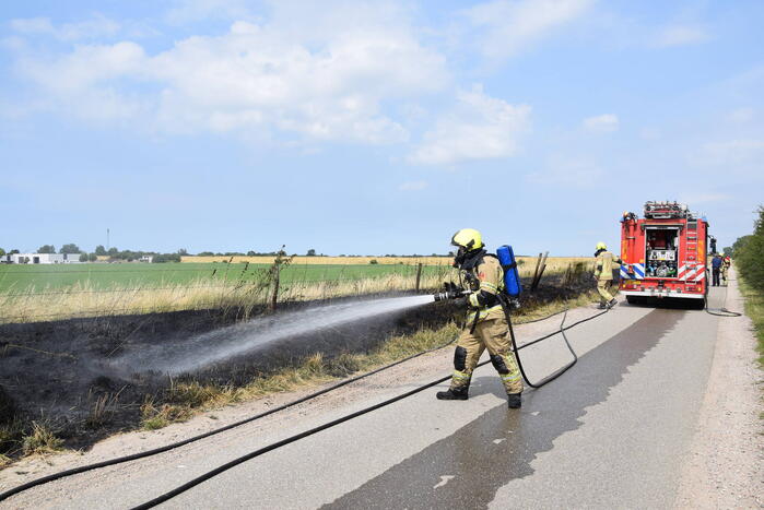 Flinke rook bij brand in berm
