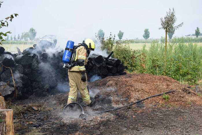 Hevige brand in stapel met houtblokken en snippers