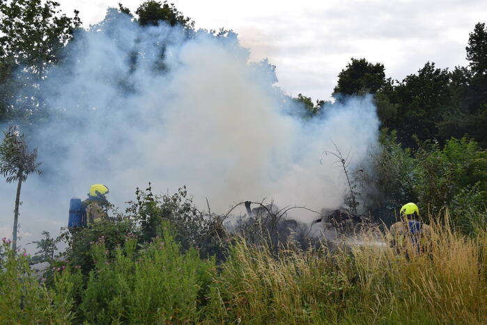 Hevige brand in stapel met houtblokken en snippers