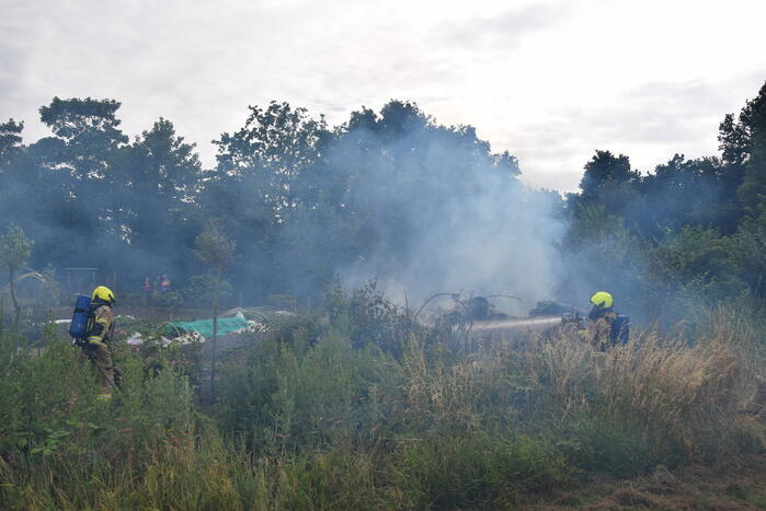 Hevige brand in stapel met houtblokken en snippers