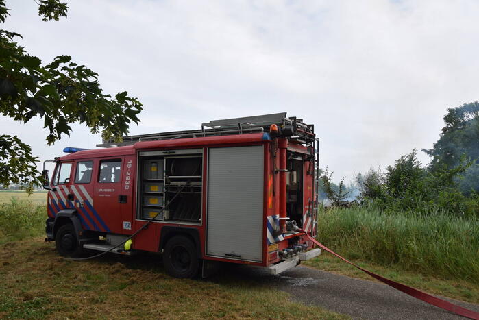Hevige brand in stapel met houtblokken en snippers