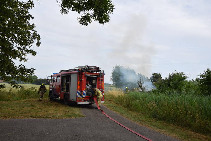 Hevige brand in stapel met houtblokken en snippers