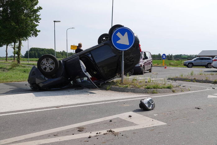 Auto komt op de kop tot stilstand