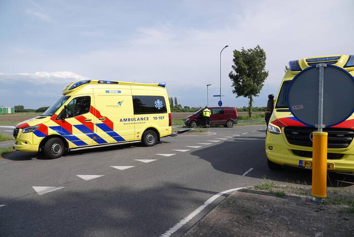 Auto komt op de kop tot stilstand