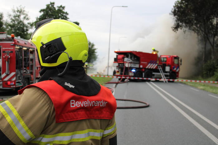 Tractor met strowagen uitgebrand