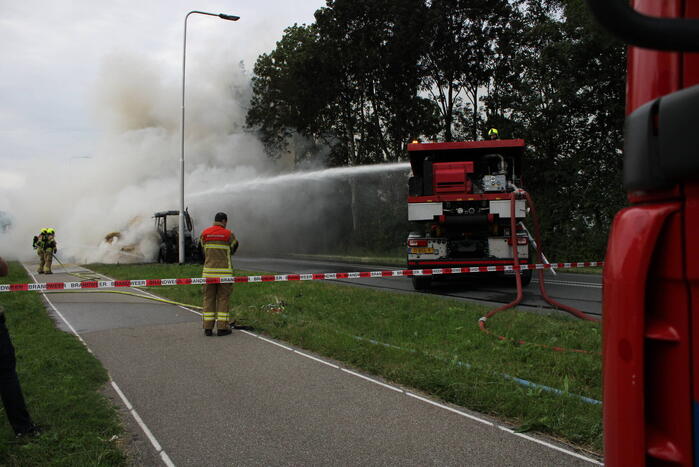 Tractor met strowagen uitgebrand
