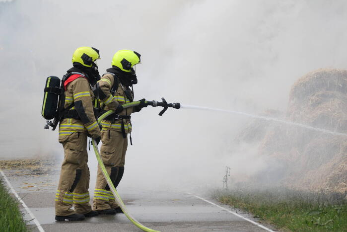 Tractor met strowagen uitgebrand