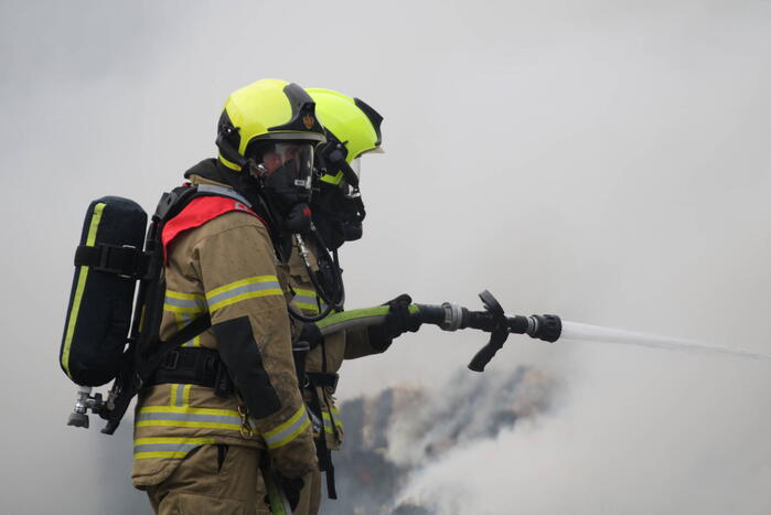 Tractor met strowagen uitgebrand