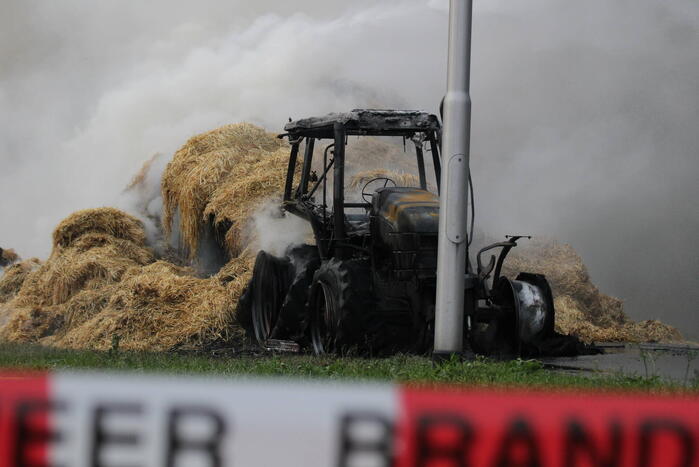 Tractor met strowagen uitgebrand
