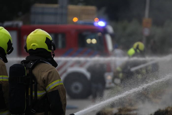 Tractor met strowagen uitgebrand