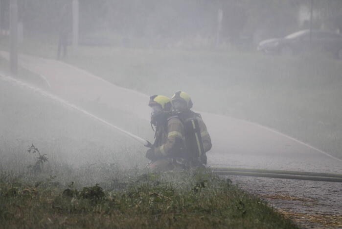 Tractor met strowagen uitgebrand