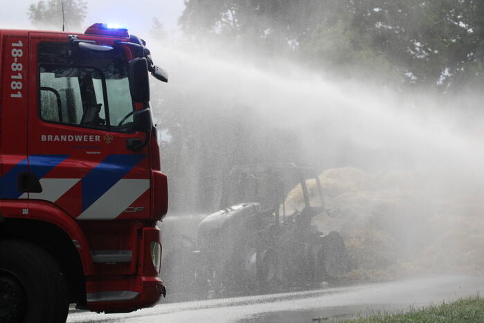 Tractor met strowagen uitgebrand
