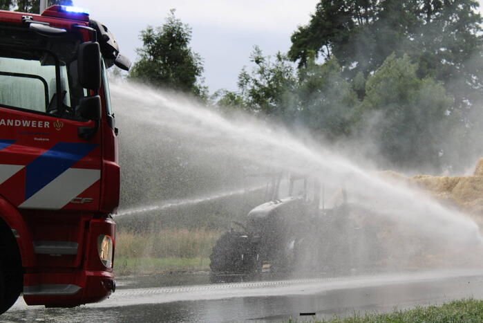Tractor met strowagen uitgebrand
