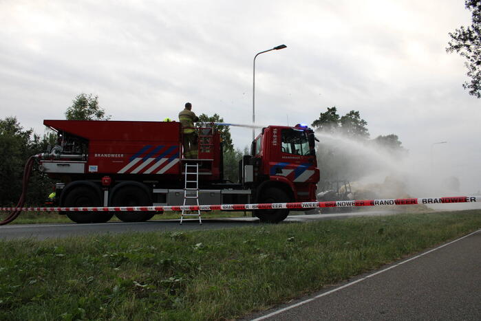 Tractor met strowagen uitgebrand