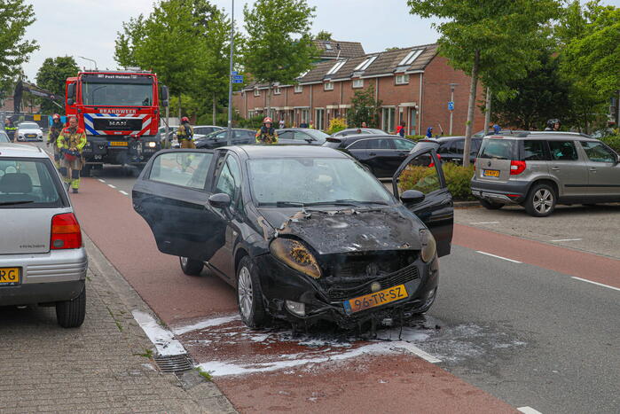 Auto vliegt in brand tijdens rijden