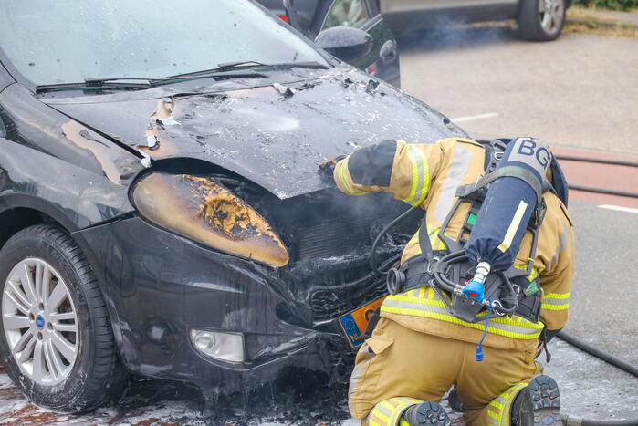 Auto vliegt in brand tijdens rijden