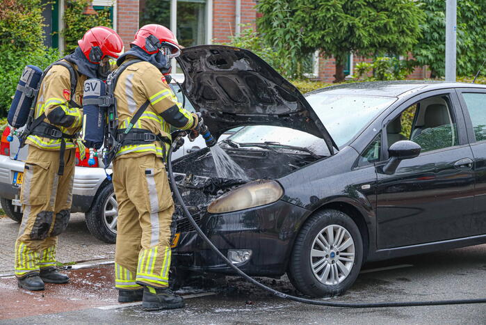 Auto vliegt in brand tijdens rijden