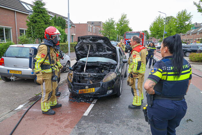 Auto vliegt in brand tijdens rijden