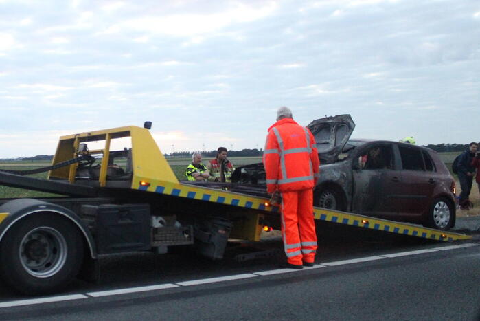 Personenauto uitgebrand op snelweg
