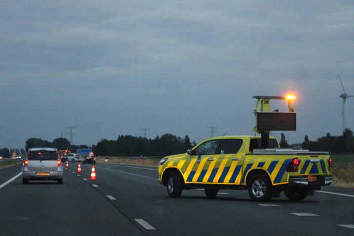 Personenauto uitgebrand op snelweg