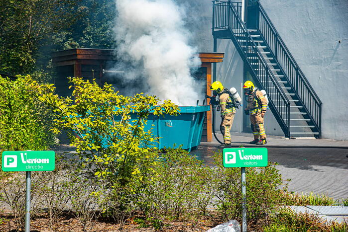 Brand in bouwcontainer slaat over naar opslaghok
