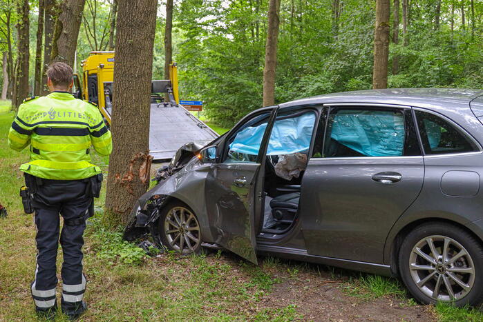 Automobilist komt tegen boom tot stilstand