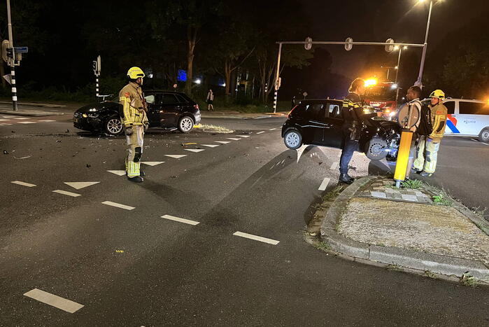 Twee auto's tegen elkaar op de kruising