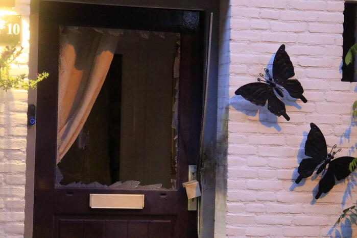 Explosie bij voordeur van woning