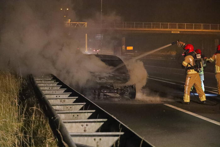 Auto vliegt op snelweg in brand