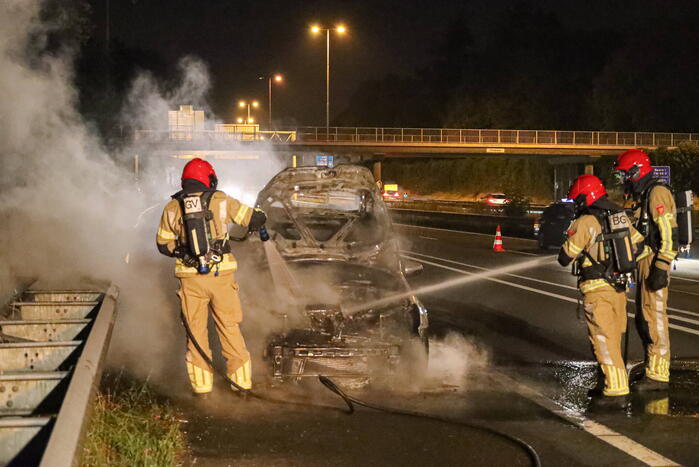 Auto vliegt op snelweg in brand