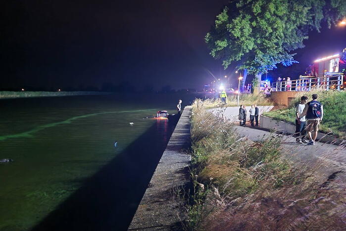 Zwaargewonden nadat auto te water raakt