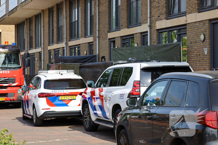 Twee personen overleden na steekpartij, politieagenten gewond naar ziekenhuis