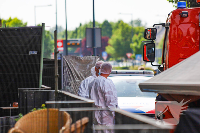 Twee personen overleden na steekpartij, politieagenten gewond naar ziekenhuis